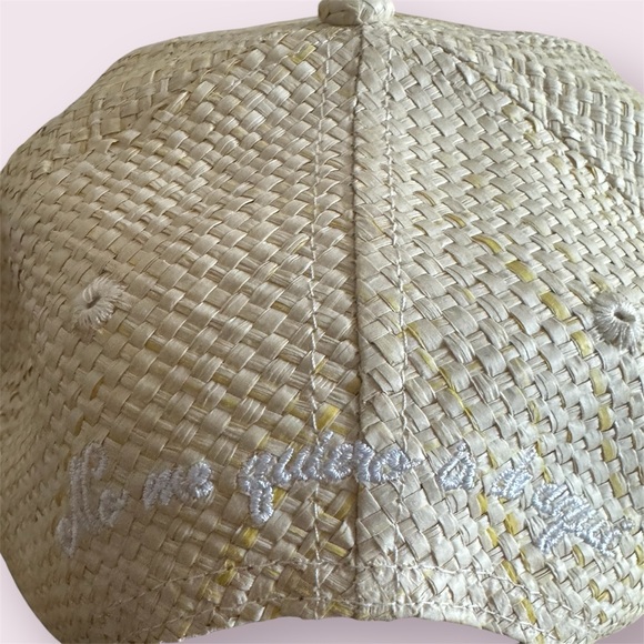 Bad Bunny Puerto Rico residence hat No Me Quiero Ir De Aqui - Picture 4 of 8